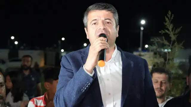 Adıyaman'da su sorunu çözen başkan Tutdere'yi vatandaş çay içmeye davet etti