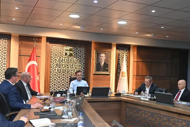 Balıkesir Büyükşehir Belediye Başkanı Ahmet Akın, ilçe sorunlarını çözmek için harekete geçti