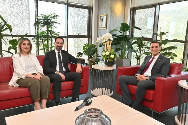 AKPli Arınç’tan CHPli Büyükşehir Belediye Başkanı Zeyrek’e övgü: Çok açık ve net hak ettiğiniz bir galibiyet oldu