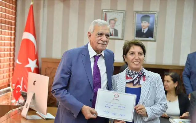 Yerine iki kez kayyım atanan Ahmet Türk mazbatasını aldı