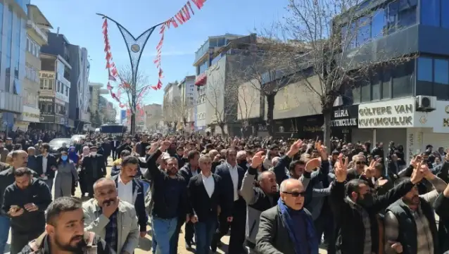 Van’da seçim darbesine karşı yürüyüş başladı