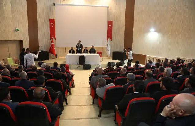 Van Büyükşehir Belediyesi Eşbaşkanları Erciş'te muhtarlarla bir araya geldi