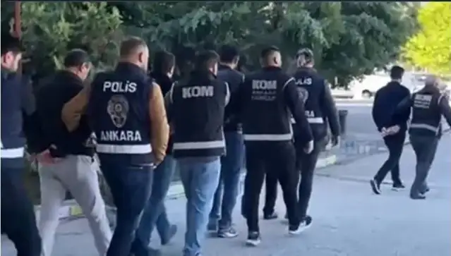 İzmir’de yapılan ev baskınlarında çok sayıda kişi gözaltına alındı