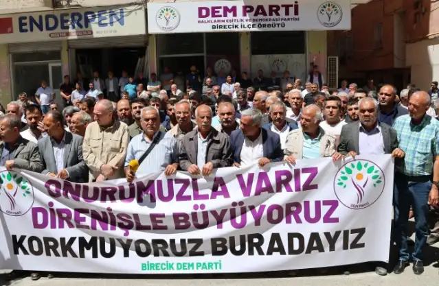 Birecik'te DEM Parti'ye saldırı protesto edildi: Korkmuyoruz, buradayız