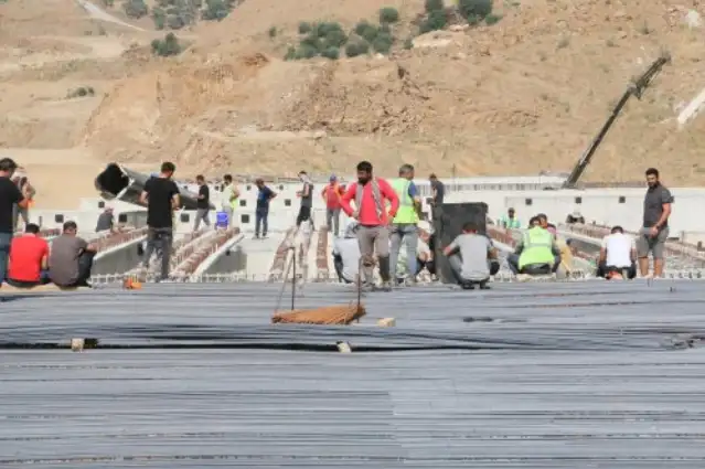 Maaş vermeyen patron bir de Kod 46 ile işten çıkardı! Otoyol inşaatında çalışan emekçiler eyleme geçti
