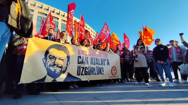 Adliye önünde Can Atalay eylemi: Vekilliğinin birinci yılında özgürlük