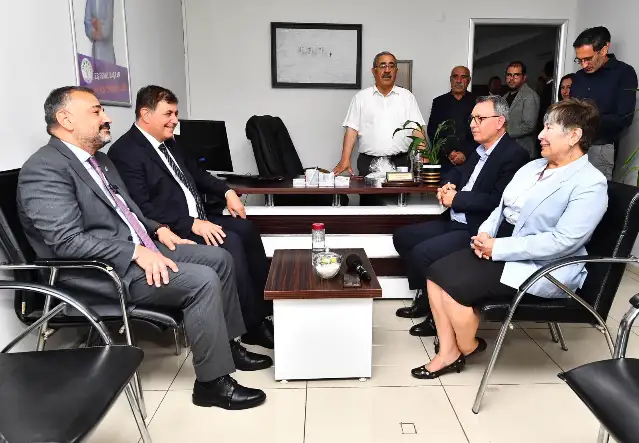 İzmir Büyükşehir Belediye Başkanı Cemil Tugay'dan DEM Parti'ye ziyaret