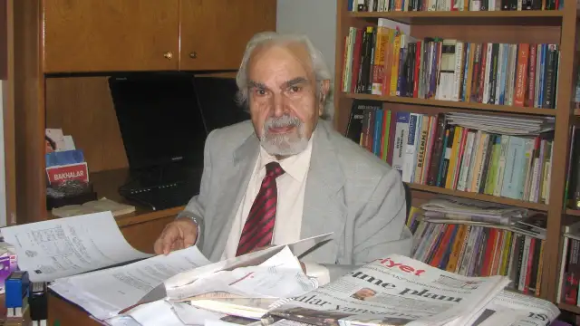 Cumhuriyet yazarı Erdal Atabek hayatını kaybetti