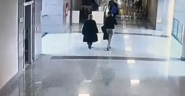 FETÖ'den gözaltına alınan eşinin yanına gitmek için avukat cübbesi giydi