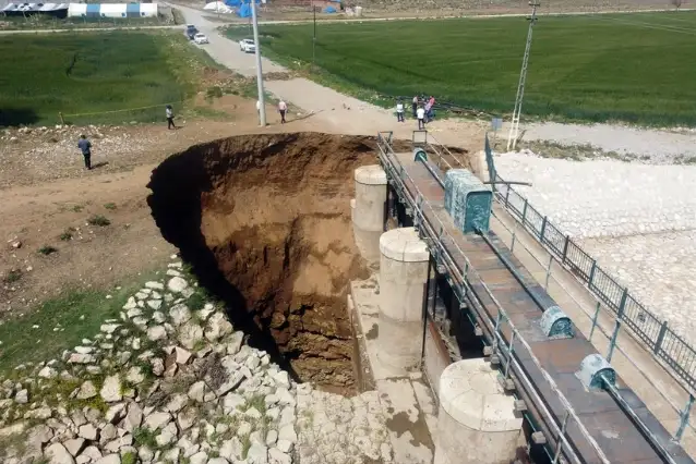 Konya'da obruk oluşumu anbean kaydedildi! "Güm güm göçüyor"