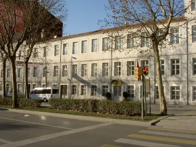 Rekabet Kurumu'ndan İstanbul'daki beş Fransız lisesine milyonlarca liralık ceza