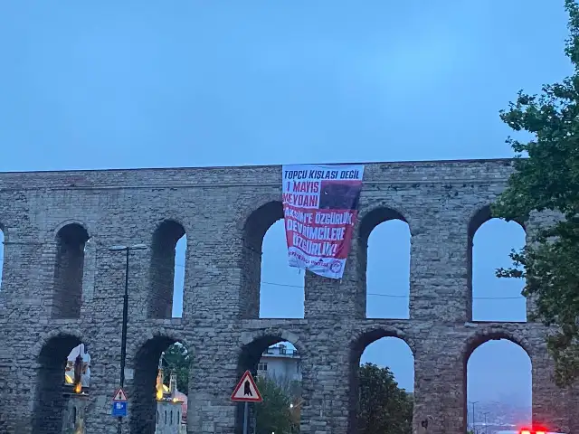 TİP Bozdoğan Kemeri’ne pankart astı! "Topçu Kışlası değil, 1 Mayıs Meydanı"