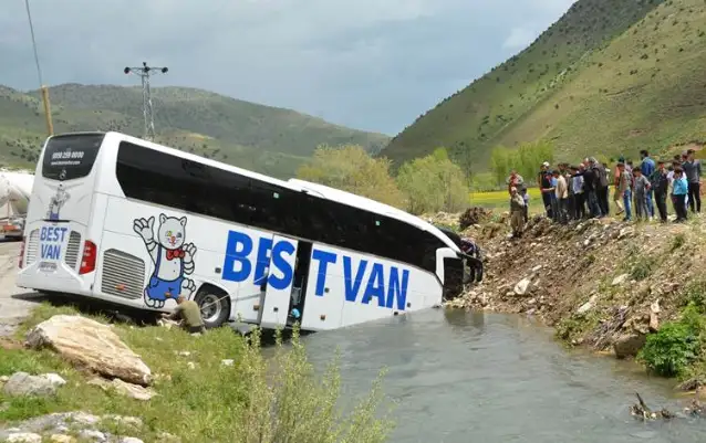Van’a giden otobüs Tatvan’da dereye uçtu: 7 yaralı