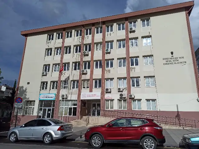 Gediz Anadolu Lisesi’nde kadın öğretmene mobbing iddiaları!