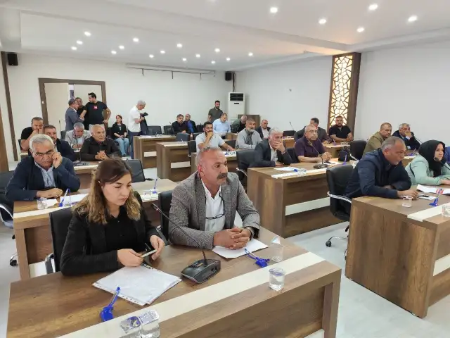 İstifa eden Begit meclis toplantısında  protesto edildi