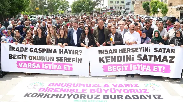 Belediye önünde Begit ve saldırılara tepki: Kazanımlarımıza sahip çıkacağız