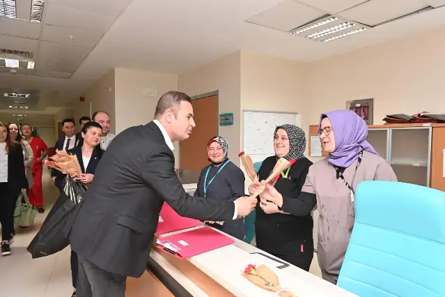 Balıkesir Belediye Başkanı Ahmet Akın, yeni anneler ve hemşirelerle buluşarak özel günleri kutladı