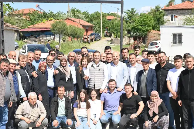Balıkesir Büyükşehir Belediye Başkanı Ahmet Akın, kırsal mahallelerde vatandaşlarla buluştu ve yeni projeleri tanıttı
