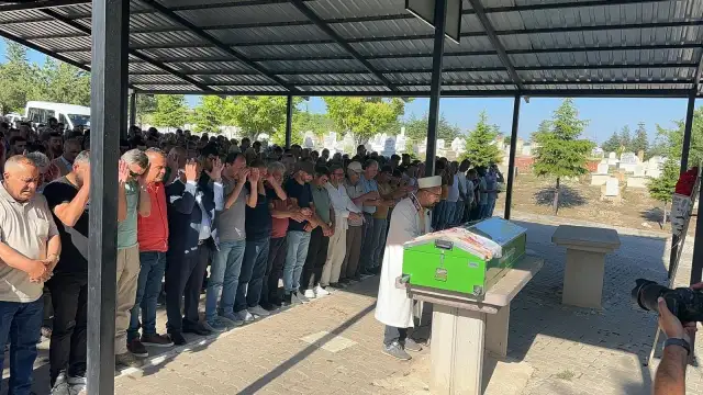 Boğazına erik kaçan çocuk öldü
