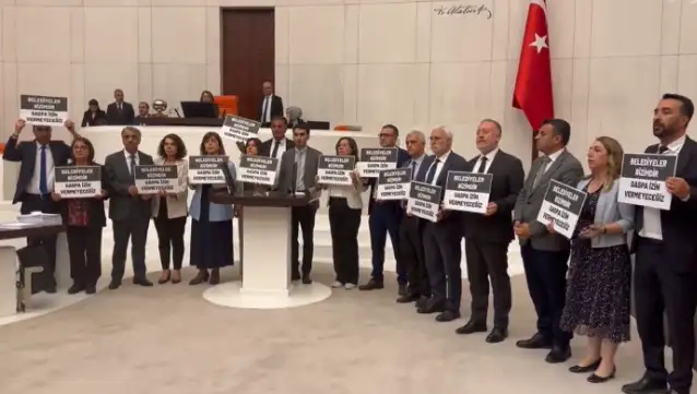Hakkari Belediyesi'ne atanan kayyım TBMM'de protesto ediliyor