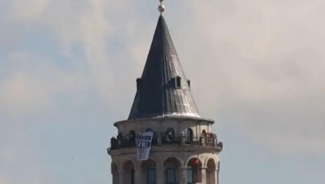Galata Kulesi'ne 'Kayyum defol' pankartı asıldı