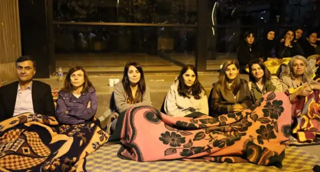 Hakkari'de milletvekilleri sabaha kadar nöbet tuttu