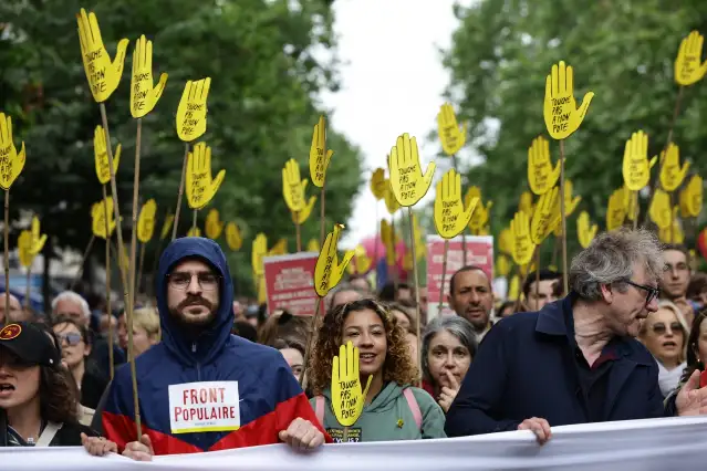 Fransa'da vatandaşlar erken seçim öncesi aşırı sağa karşı sokağa indi