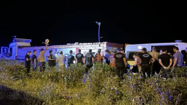 Rize'de tuğla taşıyan TIR'ın içinden düzensiz göçmenler çıktı