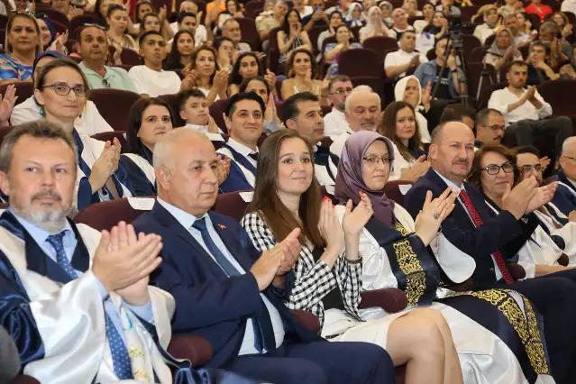 Başkan Durbay, öğrencisi olduğu CBÜ’de mezuniyet heyecanına ortak oldu