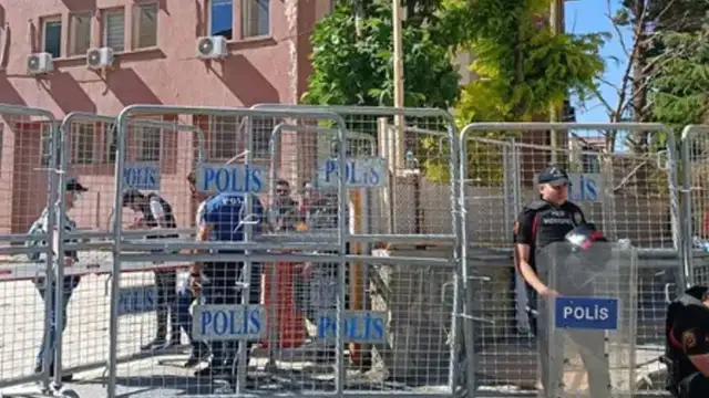 "Hakkari'de Adliye binası abluka altında, avukatlar giremiyor"