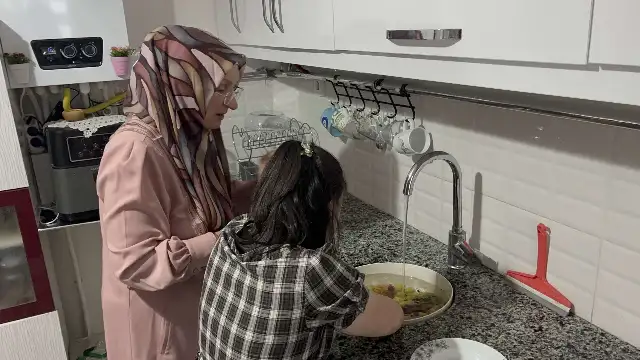 Koruyucu ailesi oldukları Down sendromlu Gizem'in gelişimi büyük mutluluk yaşatıyor