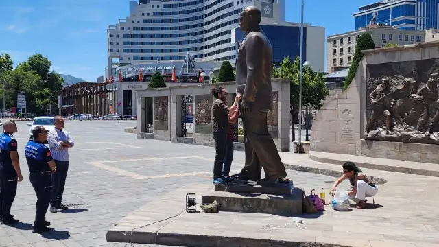 Atatürk Anıtı'na baltayla zarar veren 2 şüpheli adliyede