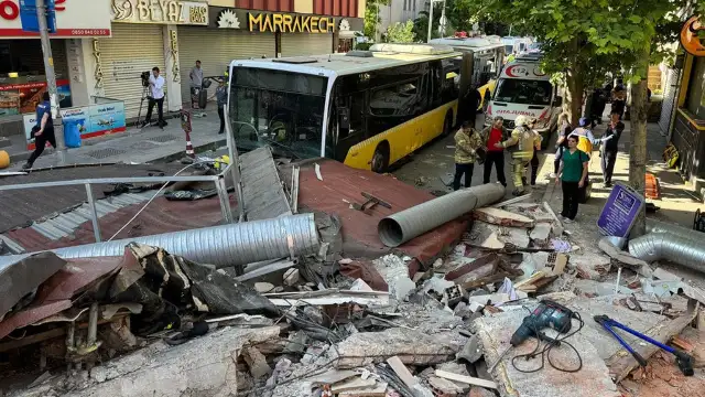 Bakan Yerlikaya'dan Küçükçekmece'de çöken binanın enkazında inceleme