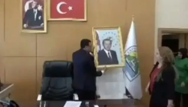 Makam odasından Erdoğan’ın fotoğrafını indirdi soruşturma başlatıldı!