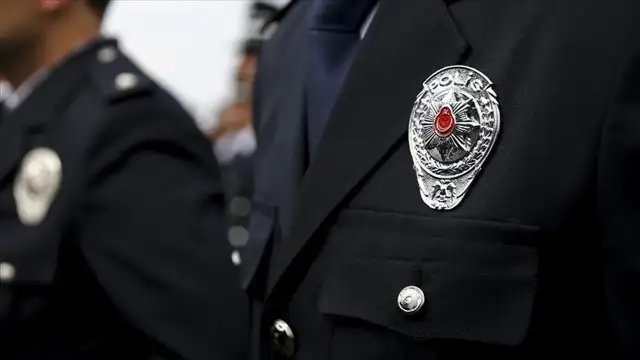 Regl olduğu için pantolonunu değiştiren polise verilen ceza yargıdan döndü