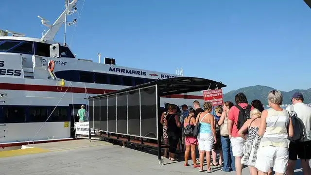 "Rodos’a gitmek isteyen yurttaşlar limanda kaldı"