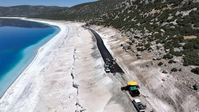 Salda Gölü'nde yola dökülen asfalta tepkiler büyüyor
