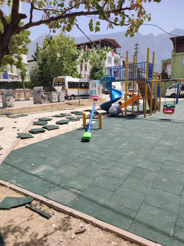 Şehzadeler Belediyesi, parklarda tamirat ve zemin düzenleme çalışmalarına başladı
