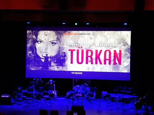 Türkan Şoray, sahneye çıkıp şarkı söyledi