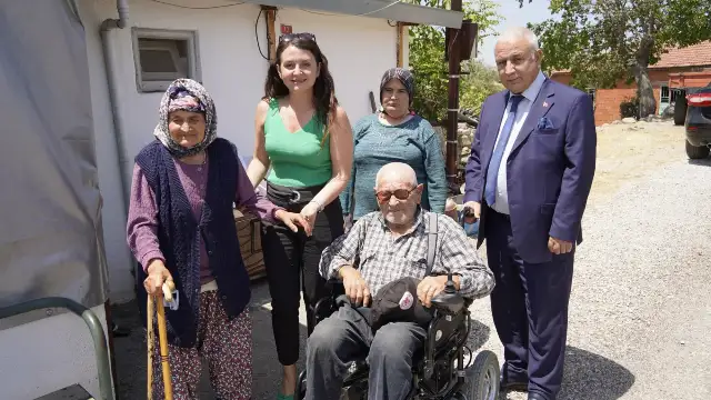 Hüseyin dede akülü aracına Yunusemre’yle kavuştu