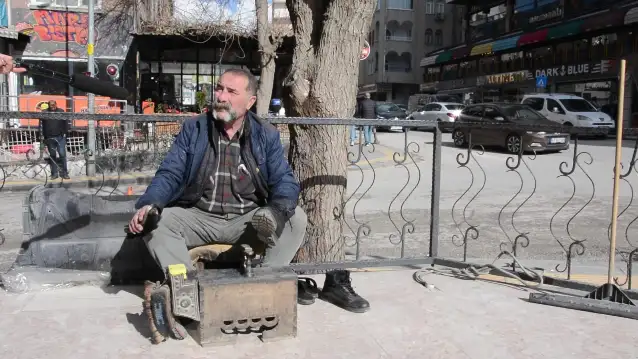 49 yıldır boyacılık yapıyor
