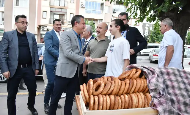 CHP Genel Başkanı Özel, Memleketi Manisa’da vatandaşların dertlerini dinledi