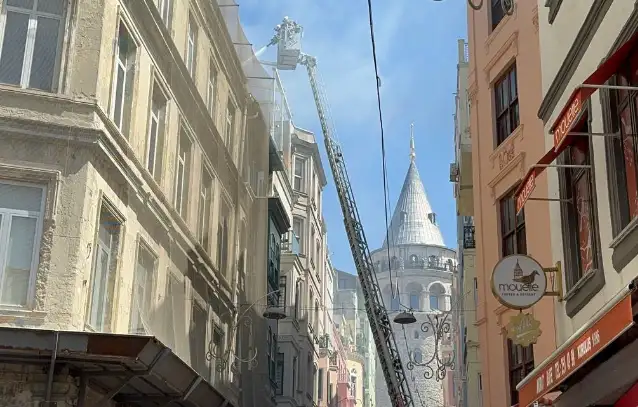 Beyoğlu'nda 4 katlı otelin çatısında çıkan yangın söndürüldü