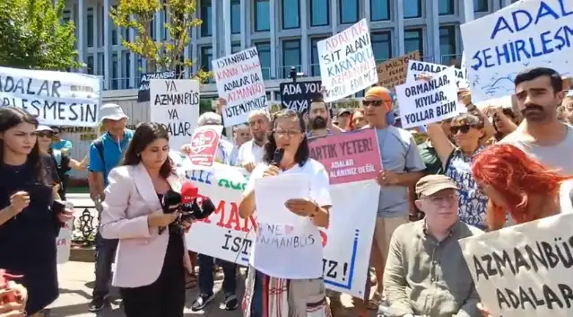 Adalar sakinleri, İBB önünden seslendi: Adalar’da azmanbüs istemiyoruz