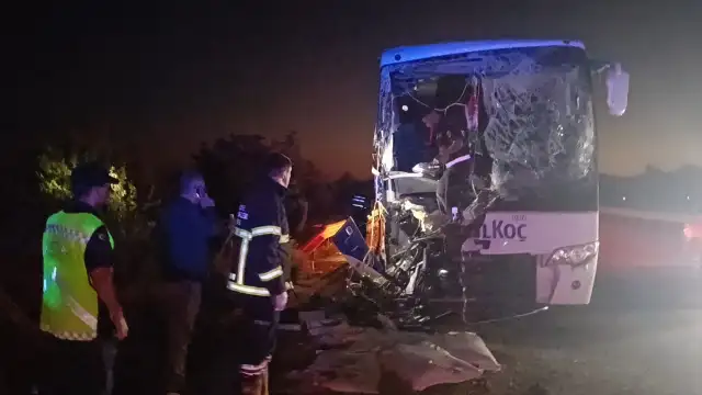 Afyonkarahisar'da yolcu otobüsüyle kamyonun çarpıştığı kazada 1 kişi öldü, 9 kişi yaralandı