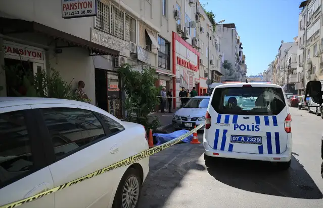 Antalya'da bir kişi sokakta ölü bulundu