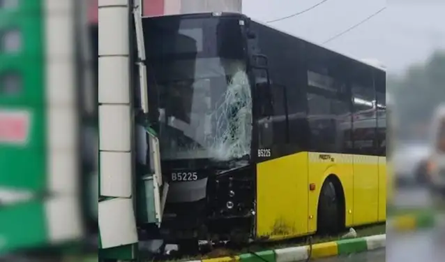 İETT otobüsü 3 araca çarptı: Yaralılardan birinin durumu ağır
