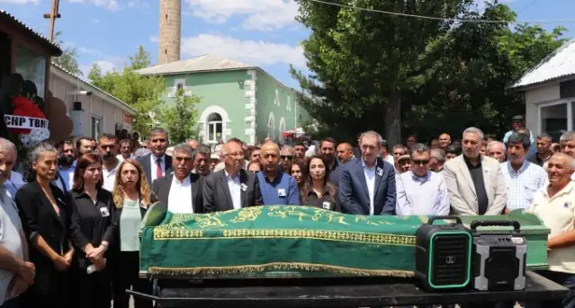 DEM Parti Eş Genel Başkanı Bakırhan'ın annesinin cenazesi toprağa verildi