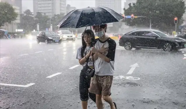Çin'deki yağışlar nedeniyle çöken köprü can aldı