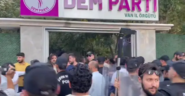 Van'da Dem Parti il binasına polis baskını: Çok sayıda gözaltı var